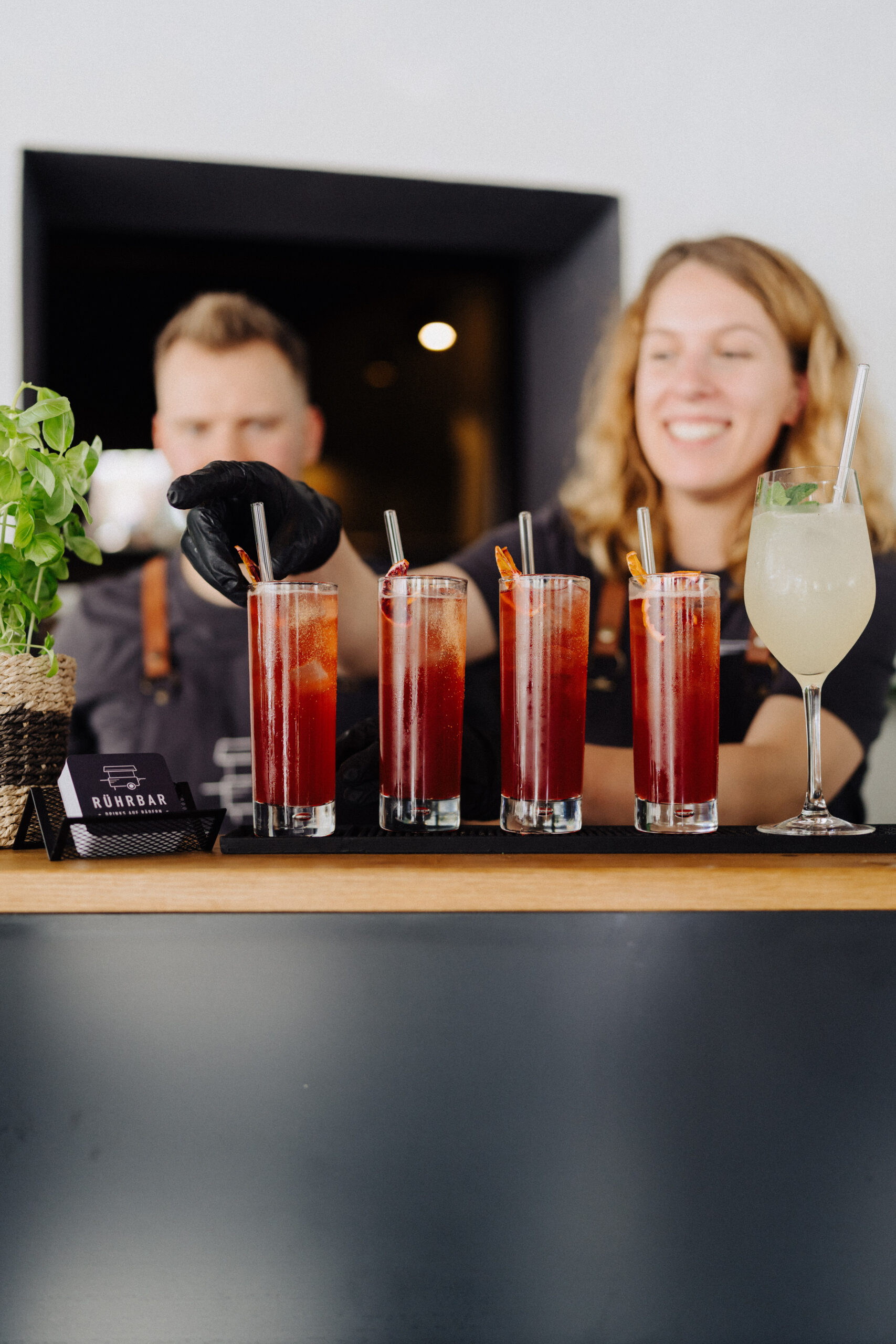 Drinkzubereitung von Anne und Frederik Anne und Frederik bereiten Drinks in der Rührbar Eventbar zu.
