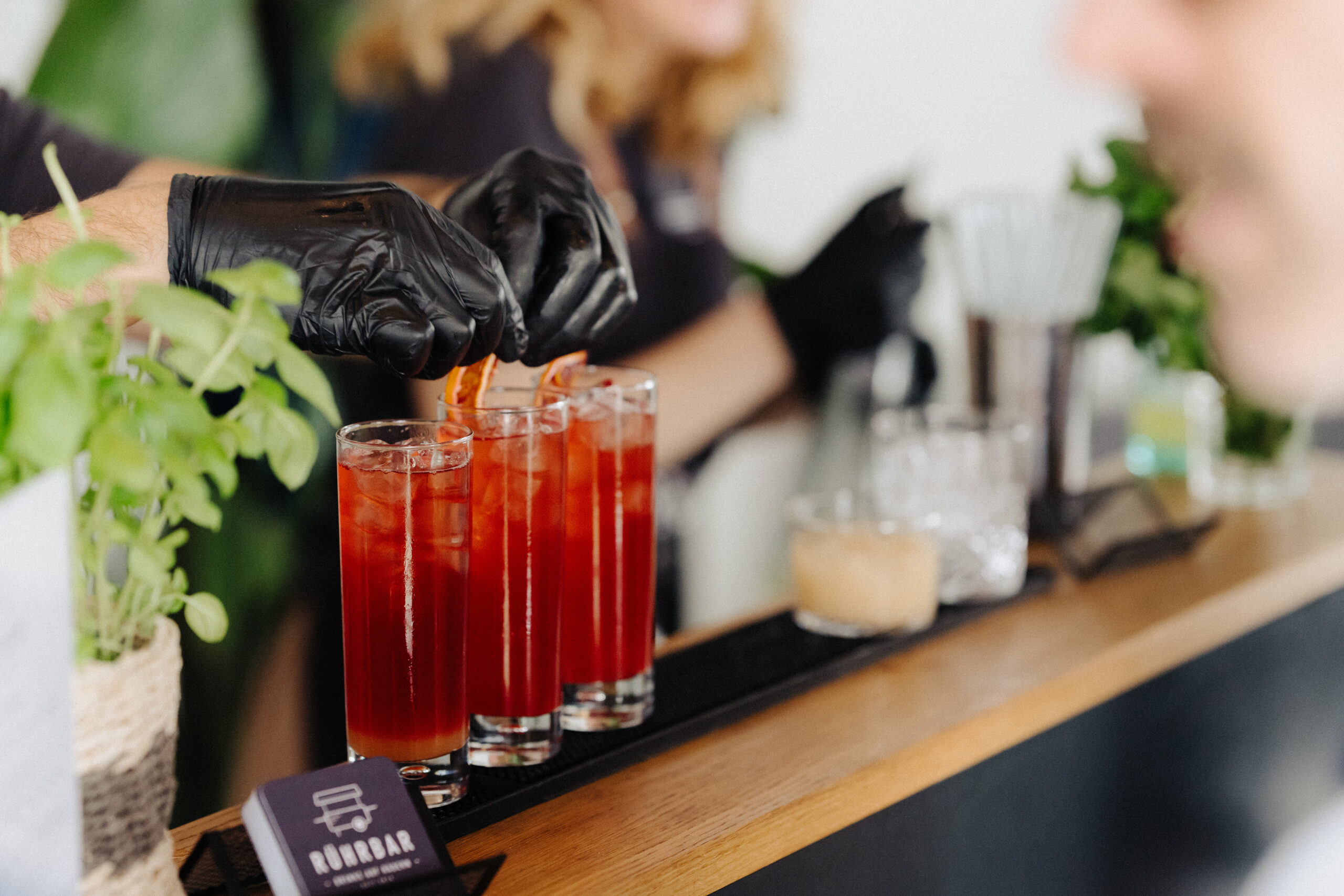 Drinks im Fokus auf Bartresen.