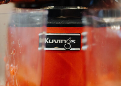 Herstellung von frischem Bio-Blutorangensaft mit einem Slow Juicer von Kuvings